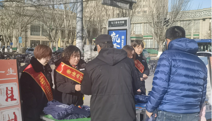 “大力弘扬宪法精神，推动进一步全面深化改革”——呼和浩特市北疆公证处开展国家宪法日普法宣传活动
